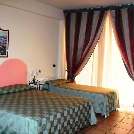 B&B La Grotta SantʼAlessio Siculo Екстериор снимка